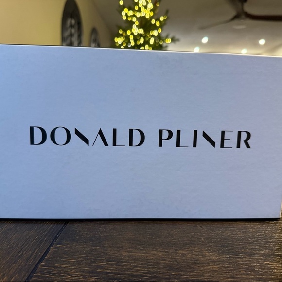 Donald J. Pliner Black Velvet Slip-Ons with Beaded Skull Crest 12M - Picture 2 of 6